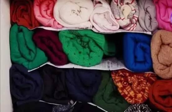 不用愁衣服没衣柜放，教你这招保证管用
