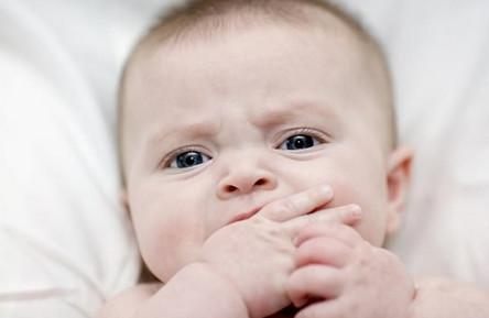 宝宝吸吮手指原来是一种“信号”