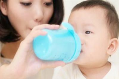 新生儿打嗝时能喂水吗