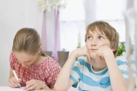 孩子缺乏自信的表现