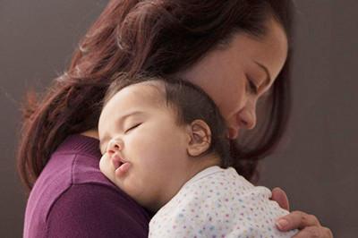 新生儿打嗝可以躺着吗