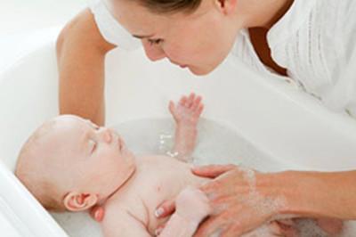 新生儿打嗝可以洗澡吗