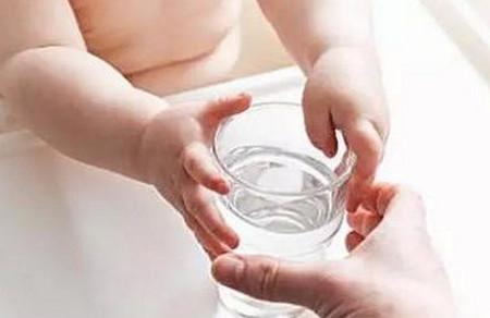 宝宝不爱喝水怎么办？别着急 8个方法帮助你！