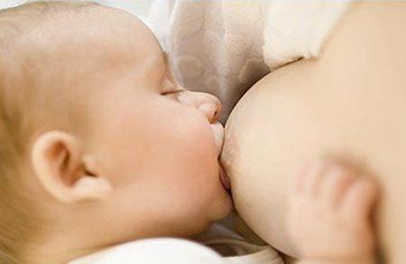 宝宝睡觉要不要叫醒吃奶？关于婴儿睡觉指南全攻略！