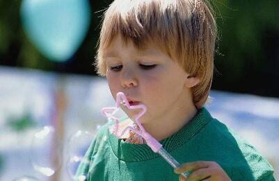 别让孩子觉得TA欠你的