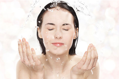 用什么洗脸会变白