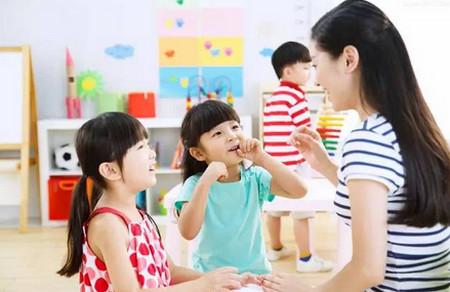 对孩子大吼不是好办法，用3招管教孩子有效
