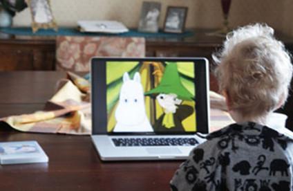 宝宝长时间看电视，损害的不仅仅是视力