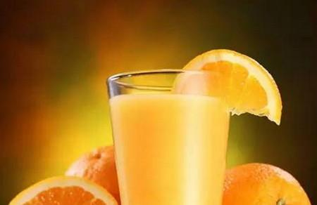 两岁宝宝喝鲜榨果汁中毒，果核果仁到底能不能吃？