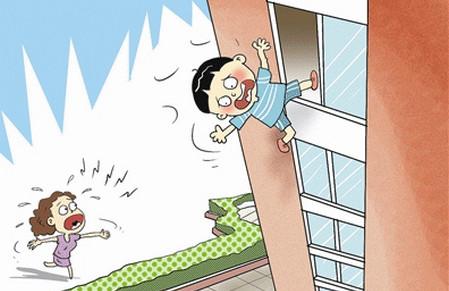 4岁男童看完《西游记》 爬上一米灶台……