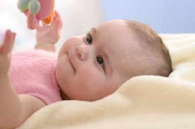 小孩脸上有白色的小块