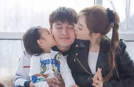 让宝宝看你们的婚礼视频，会有什么反应呢？