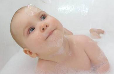 夏季给宝宝洗澡要讲究方法，方式不对会伤身，麻麻可不要犯