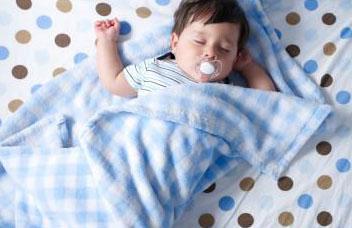 如何培养孩子独睡