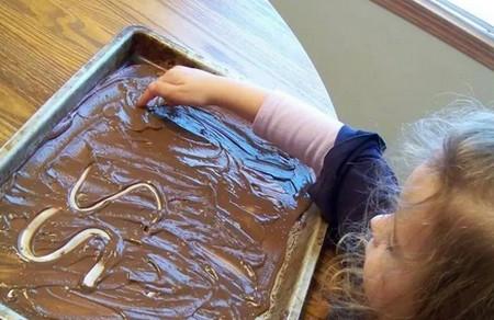 5分钟快手感官游戏：巧克力酱作画（1-2岁）
