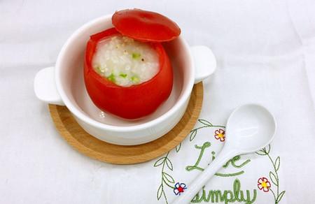 用番茄碗盛的香菇芦笋鸡肉粥，夏天也可以让宝宝大口吃饭！