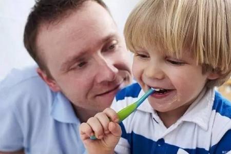 因为这个习惯男孩长了双排牙！甚至引起心肌炎、肾炎…