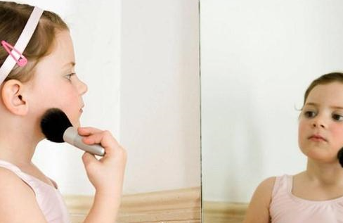 9岁女孩使用妈妈化妆品致性早熟，家长一定要注意这些事！