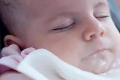 婴儿消化系统原来有秘密，怪不得老爱溢奶，吃的少