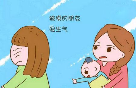 宝宝吃奶时总爱摸妈妈的乳房，有天竟然偷袭了妈妈的闺蜜