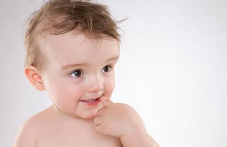 宝宝的咬指甲与吃手