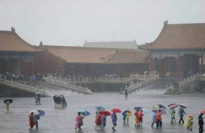 北京暴雨上海暴晒，如此天气下孩子怎么安全出行？
