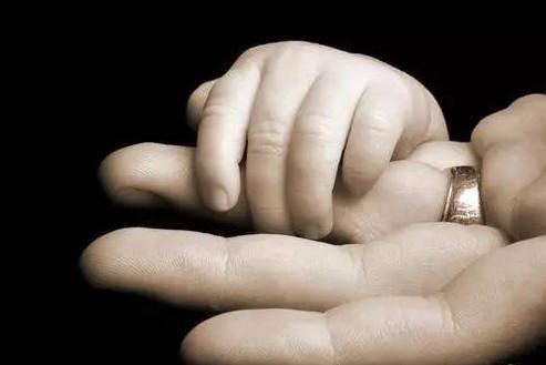 怀孕32周竟被逼上医院引产，丈夫的话让所有人沉默了