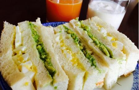 2岁+ 美味早餐来袭，牛油果鸡蛋三明治