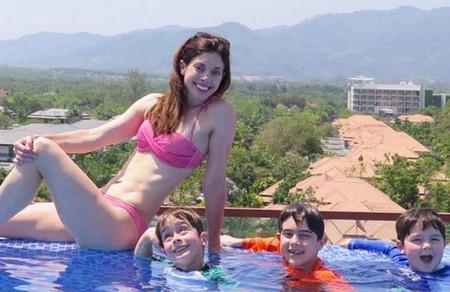 看看这位马甲线辣妈是如何带娃的……