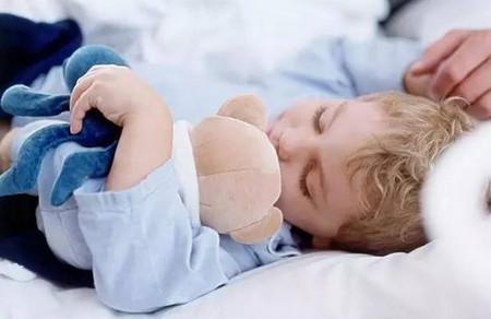 晚睡是对孩子的最大伤害,千万别让孩子玩太晚！