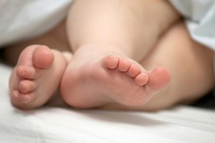 宝宝O型腿/X型腿？元凶是纸尿裤或过早站立？腿型的迷思与真相！