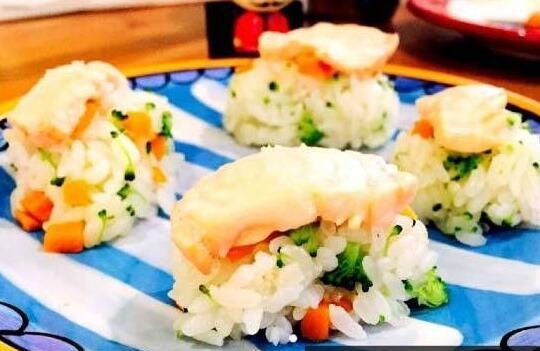 有鱼有菜有饭 de 三文鱼锦绣饭团