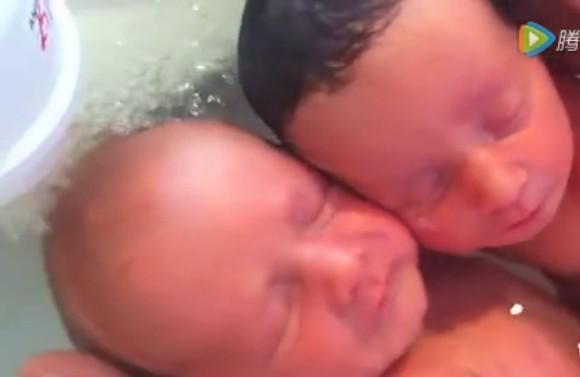 把刚出生的双胞胎放在水里，他们的反应让人震惊！