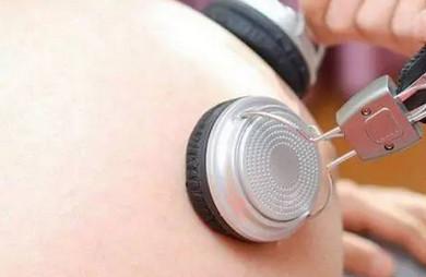 怀孕后她每天都坚持胎教，B超时胎儿的这动作让在场人都笑了