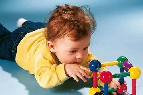 别再逼孩子把玩具让给别人了，原因看完太心酸！