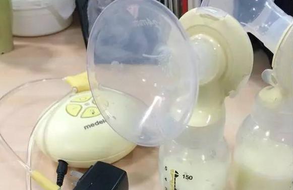 说起背奶，宝妈都是一把伤心泪，躲卫生间挤奶好心酸