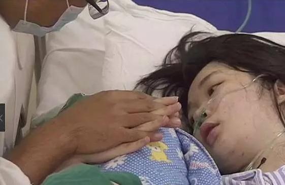 女人注意了！孕妇破羊水，宝宝就要出生了却叫不到车