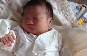 医生要求剖腹产，婆婆百般阻挠，亲妈煽了老公一巴掌