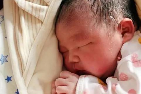 宝宝是多抱抱好还是多躺躺好？各种说法都有到底该听谁的？