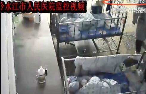 婴儿侧睡不安全！一名小宝宝从侧睡变为趴睡到死亡的监控视频