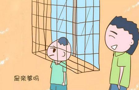 看到孩子淘气受到这样的伤后，孩子的老爸真的忍不住笑了
