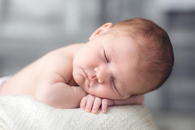 一张图告诉你宝宝睡扁头有多难看！妈妈要这样矫正