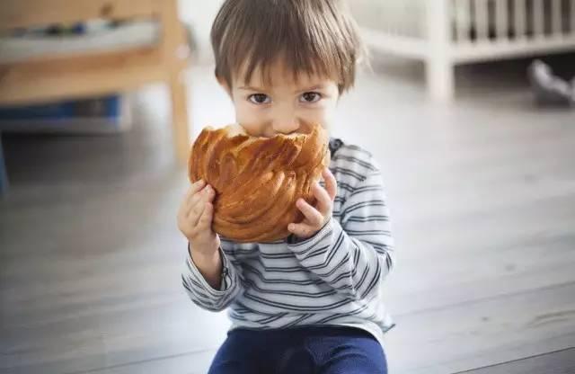 心急！长辈总爱给宝贝吃零食，如何优雅拒绝？