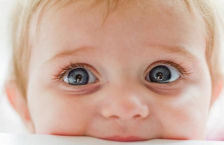 妈妈的忽视毁了孩子的眼睛,这样的东西请在孩子面前藏好!