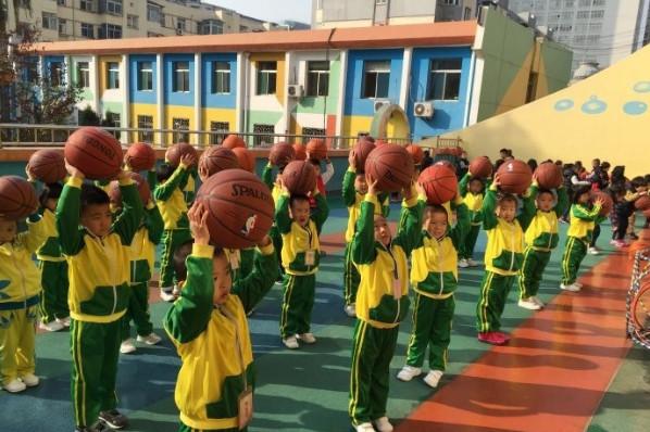 别光记着舔屏看奥运帅哥，让宝宝提升运动技能，他才会赢在起点哟！