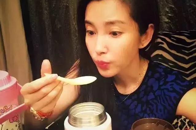林心如怀孕饭量吓人，果然女明星只有怀孕才能“大开吃戒”