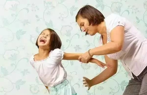 妈妈一巴掌，8岁女儿没了！孩子的这个部位千万不能打