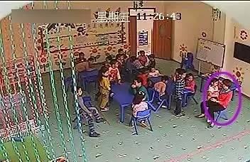 孩子被幼儿园老师打了之后告诉家长，老师记恨，对孩子展开报复