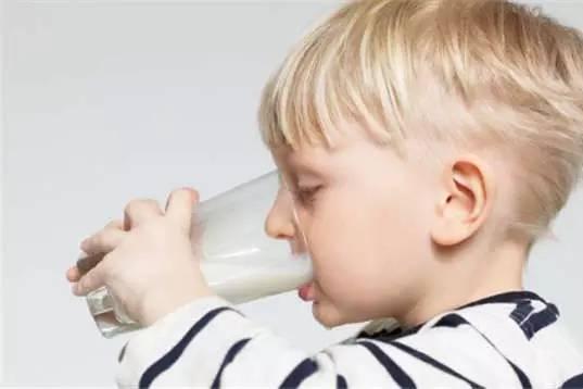 宝宝真的再饿也不能空腹喝牛奶吗？营养专家告诉你真相