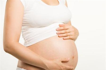 孕晚期和爱人常做这个运动，利于分娩